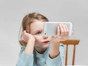 Je älter ein Kind ist, desto mehr nutzt es das Internet. Die Nutzerzahlen sind allerdings stabil. (Bild: KEYSTONE/CHRISTOF SCHUERPF)