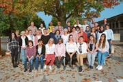 Der gemischte Chor VoceSonante gibt im November unter dem Motto «we go together» insgesamt vier Konzerte, zwei in Bazenheid und zwei in Wil. Die Konzerte stehen unter der Leitung von Jacqueline Gemperl, (sitzend, Vierte von rechts). (Bild: PD)