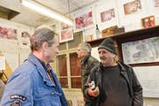 Tonband und Mütze: Felix Brenner unterhält sich mit einem Besucher, im Hintergrund Mitorganisator Christian Laib. (Bild: Donato Caspari)