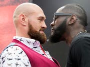 Tyson Fury (links) fordert am 1. Dezember den amerikanischen WBC-Champion Deontay Wilder (rechts) heraus (Bild: KEYSTONE/AP/MARY ALTAFFER)