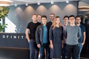 Das Zürcher Dfinity-Team v.l.n.r.: David Derler, Gregory Neven, Manu Drijvers, Jan Camenisch, Maria Dubovitskaya, Robert Lauko, Yulin Liu, Andrea Cerulli. (Bild: PD)