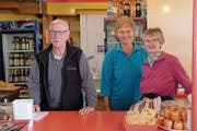 Am Sonntag standen Sepp Burch und seine Mitarbeiterinnen Anni Kathriner und Ruth von Ah (von links) zum letzten Mal im «Passhöchi-Beizli» hinter der Theke. (Bild: Richard Greuter (Glaubenberg, 28. Oktober 2018))