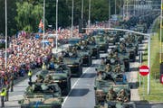 Die «Grosse Parade der Unabhängigkeit» zog in Warschau Tausende Schaulustige an. (Bild: Jaap Arriens/Nur Photo, 15. August 2018)