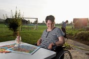 Andrea Zumstein und ihre Mutter (Ursi) im Hintergrund sind sehr froh um den Entlastungsdienst. (Bild: Corinne Glanzmann (Sarnen, 17. Oktober 2018))
