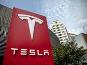 Daimler zeigt sich offen für Partnerschaft mit Tesla. (Bild: KEYSTONE/EPA/ROMAN PILIPEY)