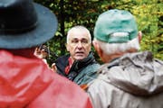 Kreisforstingenieur Ueli Ulmer spricht über die Baumartenvielfalt im Forstrevier Feldbach. (Bild: Salome Preiswerk-Guhl)