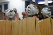Die keramischen «Sänger.Grinde» des Ringgenberger Pfarrers Andreas Schiltknecht stossen zurzeit im Kulturraum Kägiswil auf grosses Interesse. (Bilder: Romano Cuonz (Kägiswil, 26. Oktober 2018))