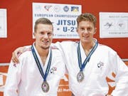 Sind zufrieden mit dem dritten Podestplatz: die Krienser Janik Arnet (links) und Dario Francioni (Bild: pd (Bologna, 28. Oktober 2018)