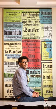 Der Schriftsteller Usama Al Shahmani im Aufenthaltsraum der Kantonsbibliothek in Frauenfeld. (Bild: Reto Martin)