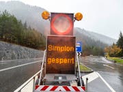 Wegen des starken Regens im Oberwallis wurde am Montag beispielsweise die Passstrasse auf den Simplon gesperrt. (Bild: KEYSTONE/ANDREA SOLTERMANN)