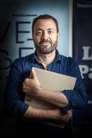 Jonas Knecht hält den Ordner mit Reklamationsbriefen, die er alle beantwortet hat. (Bild: Michel Canonica)