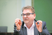 Der Zuger Regierungsrat und Sicherheitsdirektor Beat Villiger, hier bei einer Medienkonferenz nach der Abstimmung über das Entlastungspaket in Zug. Bild: Stefan Kaiser (27. November 2016)