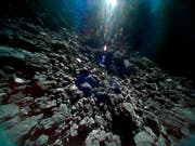 Die Oberfläche des Asteroiden Ryugu ist zerklüftet. Die Aufnahme vom 23. September stammt von einem Roboter-Kundschafter der japanischen Raumsonde «Hayabusa2. Nun macht der Lander «Mascot» weitere Bilder. (Bild: KEYSTONE/AP JAXA)