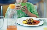 Zmittag im Hort: Eltern müssen ab kommendem Sommer mehr für die Betreuung ihrer Kinder zahlen. (Bild: Nana do Carmo)