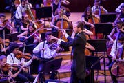Joseph Sieber beim Dirigieren des Zentralschweizer Jugendsinfonieorchesters im Konzertsaal des KKL. (Bild: Manuela Jans-Koch/LF (Luzern, 1. September 2018))