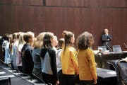 Die Schüler singen «Heal the World» für Alain Berset. (Bild: Elena Fasoli)
