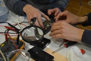 Am Repair Café wurde fleissig geflickt. (Bild: PD)