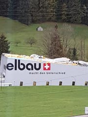 Der Sturm zerstörte das Dach der Firma «elbau» in Bühler. (Bild: pd)
