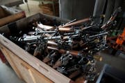 Abgegebe Waffen, fotografiert an der Waffengabe in St. Gallen, am Samstag, 25. Mai 2013. Die Kantonspolizei St. Gallen fuehrt zwischen Ende April und Mitte Juni fuenf Waffensammlungen durch, um einen Beitrag zur Sicherheit der Buerger zu leisten, wie sie mitteilt. (KEYSTONE/Gian Ehrenzeller)