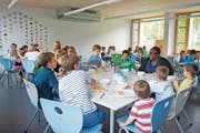 Für die Mittagstische, wie hier in Oberwil, bestehen teils Wartelisten. (Bild: Maria Schmid (7. September 2017))