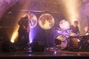Bassist Mich Gerber und Perkussionist Andi Pupato bei ihrem Auftritt im Kellertheater. (Bild: Markus Zwyssig, Altdorf, 26. Oktober)