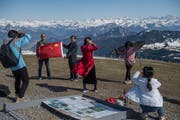 Besucher einer chinesischen Reisegruppe auf der Rigi. Bild: Boris Bürgisser (20. April 2018)