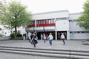 Ins Schulhaus Wiesental werden in den kommenden Jahren hohe Summen investiert. (Bild: Werner Schelbert (Baar, 11. April 2017))