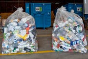 Pet- und Plastikflaschen stehen im Ökihof Emmenbrücke zum Entsorgen bereit (Bild: Boris Bürgisser, 22. Mai 2015)