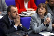 Einst waren sie Wegbegleiter, später wurden sie zu Rivalen: Friedrich Merz und Angela Merkel bei einer Debatte im Berliner Reichstag vor 18 Jahren. (Bild: Fritz Reiss/AP, 17. Februar 2000)