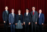Der neue Gemeinderat von Hünenberg (von links): Dany Gygli (FDP,neu), Thomas Anderegg (CVP, bisher), Claudia Benninger Brun (FDP, neu), Renate Huwyler (CVP, bisher), Hubert Schuler (SP, neu) und Gemeindeschreiber Guido Wetli. (Bild: Stefan Kaiser (Hünenberg, 29. Oktober 2018))