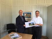 2016 überreichte Andreas Balg, Vorsitzender der Arbeitsgruppe, Paul Roth, DEK-Generalsekretär, die Dokumentation zum Schloss Arbon als Museumsstandort.(Bild: Archiv)