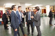 Lebhafte Diskussion nach dem Referat des Baudirektors. Kanti-Rektor Martin Gauer und Fördervereins-Präsident Mathias Müller unterhalten sich mit Regierungsrat Marc Mächler und BWZT-Rektor Matthias Unseld (von links). (Bild: Martin Knoepfel)