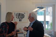 Christian Lippuner mit einer Vernissagenbesucherin.