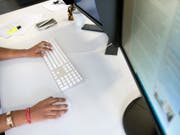In der Schweizer Softwarebranche dürften im laufenden und im kommenden Jahren rund 20'000 neue Arbeitsplätze entstehen. (Bild: KEYSTONE/ANTHONY ANEX)
