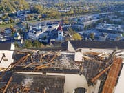 Der Sturm deckte am Dienstag in Salzburg einen Teil des Daches der Festung Hohensalzburg ab. (Bild: Keystone/APA/LAND SALZBURG/BIRGIT MEIXNER)