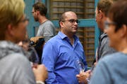 Raphael Rechsteiner diskutiert mit Besuchern des Podiums.