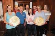 Beatrice Armbrecht (ganz links) wird Präsidentin der Musikgesellschaft Sennwald. Hannes Aebi (hinten links, ehemaliger Präsident), Josef Signer wird Kassier (mitte hinten) und vier Neumitglieder: Lea Wohlwend, Lara Rhiner, Stephan Hardegger und Heinz Wohlwend. (Bild: PD)