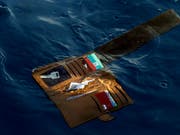 Rettungsmannschaften fanden die Brieftasche eines Passgiers der abgestürzten Lion Air Maschine. Die indonesische Rettungsbehörde setzt Tauchroboter ein, um den Rumpf der Maschine zu finden. (Foto: Achmad Ibrahim/AP) (Bild: KEYSTONE/AP/ACHMAD IBRAHIM)
