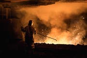 Ein Angestellter der Stahlwerke von ThyssenKrupp bei der Arbeit. (Bild: Lukas Schulze/Getty (Duisburg, 17. Januar 2018))