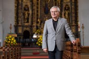 Der neue Pastoralraumleiter der katholischen Pfarreien Kriens, Bernhard Waldmüller, in der Galluskirche. (Bild: Boris Bürgisser (26. Oktober 2018))