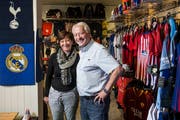 Kudi und Madeleine Müller in ihrem Sportgeschäft in Luzern. (Bild Manuela Jans-Koch, 26. Oktober 2018)
