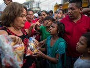 Freiwillige versorgen im mexikanischen Ort Tapanatepec Migranten mit Nahrungsmitteln. (Foto:Rodrigo Abd/AP) (Bild: KEYSTONE/AP/RODRIGO ABD)