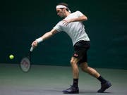 Roger Federer freundet sich in Paris-Bercy im Training mit der Unterlage an (Bild: KEYSTONE/EPA/IAN LANGSDON)