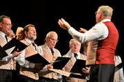 Jürg Meyer dirigiert den Jodelclub Echo vom Bodensee.(Bild: May Eichenberger)
