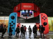 Der japanische Spiele-Hersteller Nintendo verkauft im jüngsten Geschäftsquartal rund 3,2 Millionen Switch-Konsolen. (Bild: KEYSTONE/AP/KOJI SASAHARA)