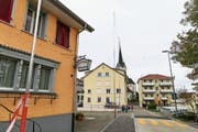 Vier Neubauten sind direkt an der Neumühlestrasse geplant: Für Fussgänger werden neu Arkaden erstellt. (Bild: Jolanda Riedener)