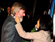 Nach der Freilassung wurde Max Göldi von seiner Ehefrau Yasuko am Flughafen Zürich empfangen. Bild: Steffen Schmidt/KEY (Zürich, 14. Juni 2010)