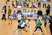 Im Vergleich zu den anderen neun grossen Schweizer Städten glänzt St.Gallen auch mit der Verfügbarkeit von Sportstätten für Hobbysportler. (Bild: Urs Jaudas - Handball-Schüeleri im Athletik-Zentrum, 16.11.2013)