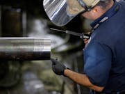 Das Konjunkturbarometer der Konjunkturforschungsstelle KOF ist im Oktober gesunken. Besonders markant war der Rückgang für das Verarbeitende Gewerbe. (Bild: KEYSTONE/AP/DAVID J. PHILLIP)