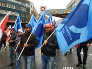 Im Wallis haben rund 400 Bauarbeiter am landesweit organisierten Protest gegen die Verschlechterung ihrer Arbeitsbedingungen teilgenommen, die durch den neuen Landesmantelvertrag droht. (Bild: Pierre Berclaz)
